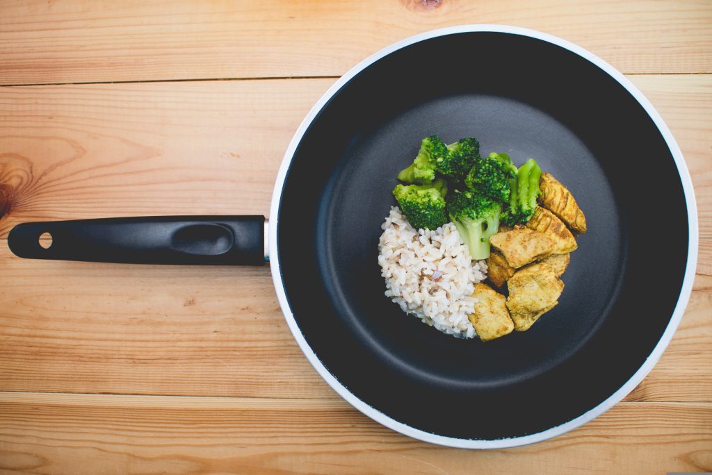 Pileći wok sa povrćem i pirinčem - green kitchen zdrava hrana